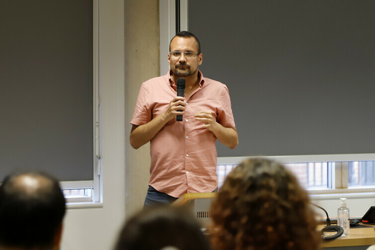 Victor Fraga (writer and filmmaker, DMovies), speaking at the conference.