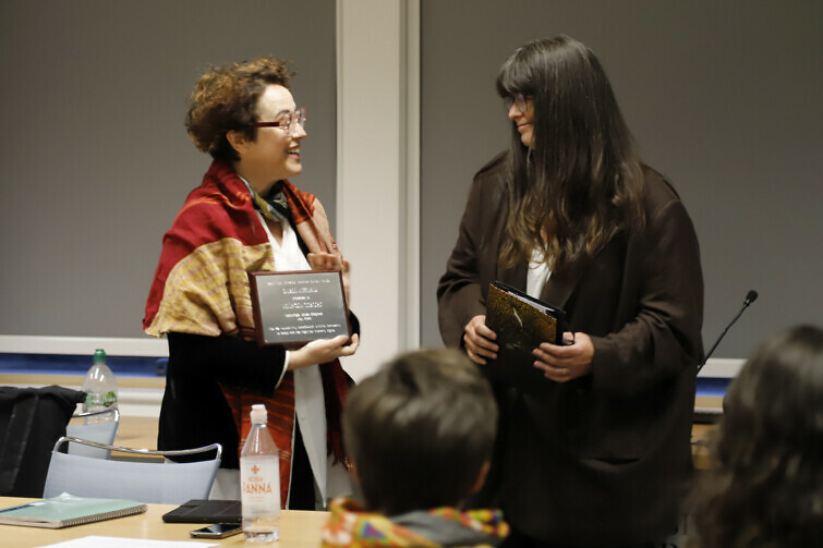 Márcia Tiburi receives the Sabiá Award.